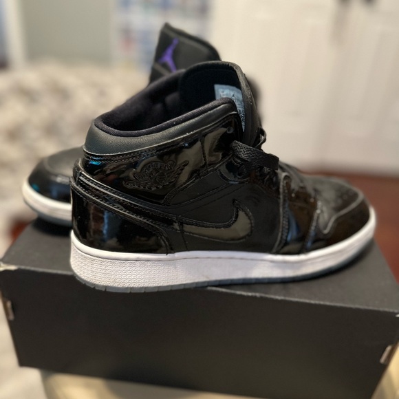 Nike Air Jordan - 1 Mid - 6Y - Black Patent - Picture 1 of 5